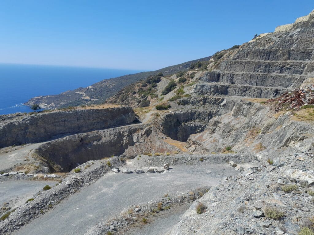 Fosse de la mine de Canari.